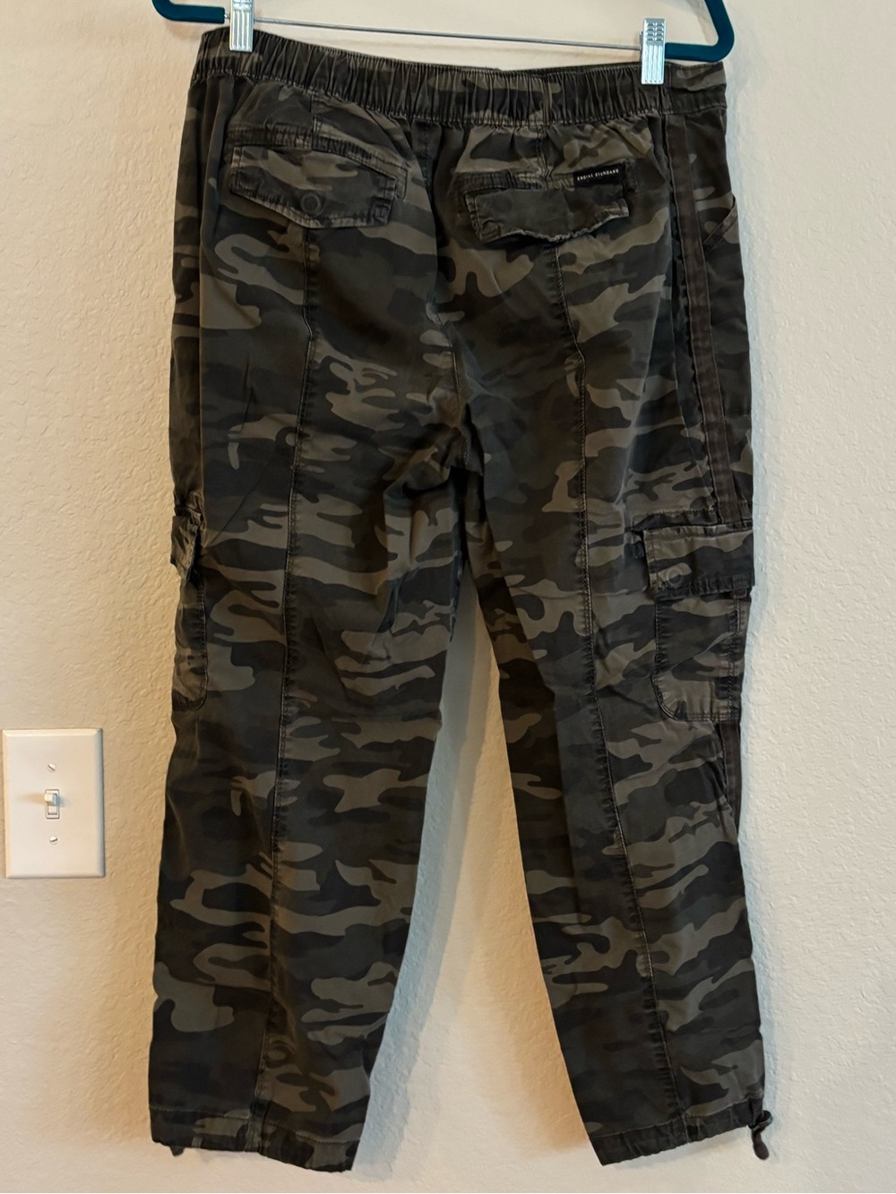 Social Standard by Sanctuary Cropped Cargo Pants in Olive Camo Print XL - Picture 2 of 7